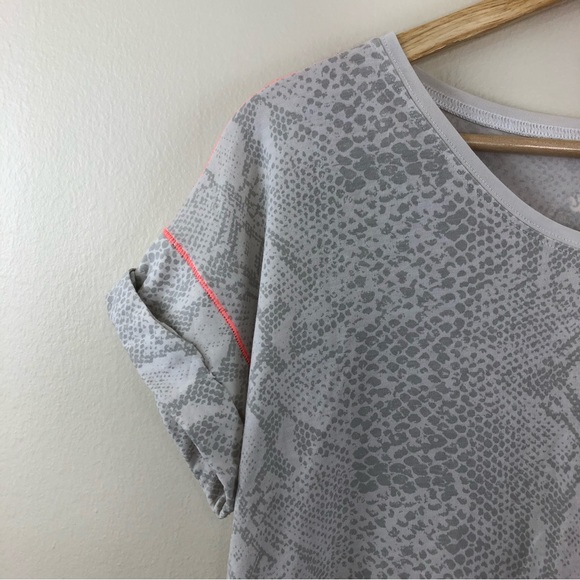 Lululemon Weekend Short Sleeve Desert Snake White Silver Fox / White size 10 - Picture 5 of 11